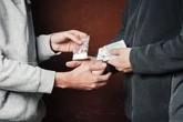 Auf frischer Tat ertappt: Polizei nimmt mutmaßliche Drogendealer fest