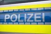 Mann lässt nach Unfall Skoda-Fahrer verletzt zurück, seine Flucht endet im Straßengraben