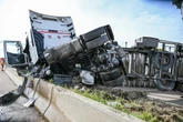 Reifen platzt, Lkw kippt, Eisenrohre fliegen: A8-Chaos im Feierabendverkehr