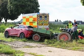 Überholmanöver geht schief: Traktor und Ford landen im Graben