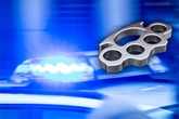 Mann will Pärchen-Streit schlichten und bekommt Schlagring ins Gesicht