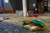 In letzter Sekunde: Feuerwehr rettet bewusstlosen Mann aus brennender Wohnung