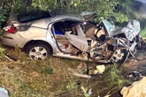 Auf gerader Strecke! Autos krachen frontal ineinander, vier Personen verletzt