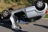 Böschung hinauf gefahren, Überschlag! Seniorin bei Unfall schwer verletzt