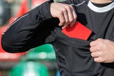 Spielabbruch nach Gelb-Rot: Spieler verletzt Schiri bei Kreisliga-Kick mit Kopfstoß