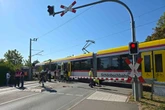 Person will Gleise überqueren und wird von Zug erfasst: Schwer verletzt!