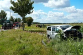 Vito und Traktor kollidieren in Ostsachsen: Kleinbus landet schwer beschädigt auf Wiese