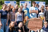 Star zum Anfassen: Wincent Weiss packt bei Aktion gegen Kinderarbeit an Schule mit an