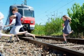 Zwei Mädchen (12, 14) stoppen Güterzug: Polizei muss anrücken