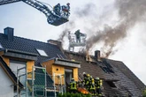 Dachstuhl von Wohnhaus in Flammen: Hitze wird zu Problem für Feuerwehr