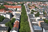 Streit in Straßenbahn eskaliert: Männer schlagen mit Flasche auf Jugendliche ein