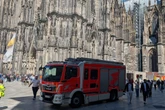 Kölner Dom komplett geräumt! Feuerwehr hat Einsatz abgebrochen