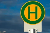 Mädchen (13) schläft im Bus ein und wacht nachts eingeschlossen auf