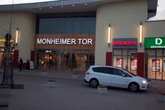 Vor Shopping-Center: Einjährige isst mutmaßlich Rattengift und landet in Klinik