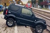 Offroader auf Abwegen: Geländewagen sorgt für Gleissperrung