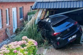 Keine Erinnerung an Unfall? Frau kracht mit Opel in eigenen Carport