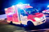 Radfahrer knallt mit Kopf auf Beton und prügelt auf Sanitäter ein