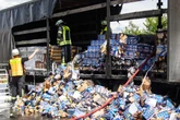 Vollsperrung der A5: Lastwagen-Anhänger voller "Capri-Sun"-Trinkpäckchen brennt lichterloh