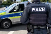 Mann randaliert mit Axt in Tattoo-Studio und greift junge Frau an