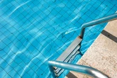 Familienurlaub entwickelt sich zum Albtraum: 11-Jährige wird unter Wasser gezogen und stirbt