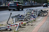 Mit mehr als zwei Promille unterwegs! Auto kracht in 14 Fahrradständer und überschlägt sich