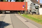 Straße in Chemnitz nach Unfall blockiert: Lkw landet auf Grundstück