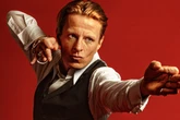 Abend für "Heroes": Schauspieler Alexander Scheer singt David Bowie