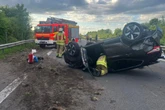 Nissan überschlägt sich auf Autobahn: Frau und Kleinkind schwer verletzt