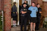 Ein Mann klopft an der Tür einer Dame: Wenig später rückt die Polizei aus