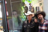 Exklusive Einblicke in Dreharbeiten von "The BossHoss": Musiker reiten auf Pferden durch Burger-Restaurant