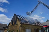 Totalschaden: Brand in Einfamilienhaus breitet sich rasend schnell aus