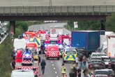 Schlimmer Unfall auf A1 bei Köln: Auto kracht in Lkw - Fahrer stirbt noch an Unfallstelle