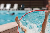 Schockmoment im Mallorca-Urlaub: Junge (5) wird im Pool eingesaugt