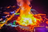 Lagerhalle brennt lichterloh: Fenster und Türen geschlossen halten