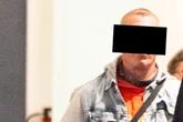 Blankzieher vor Gericht: Nachbar hat sich bei Oma Gerda die Blöße gegeben