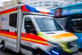 Passanten finden tote Seniorin an Haltestelle: Polizei sucht Zeugen