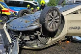 Mercedes überschlägt sich auf der A4: Zwei Verletzte bei Aquaplaning-Crash