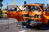 Pritschenwagen kracht in Linienbus: Vier teilweise schwer Verletzte bei Unfall