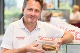 Dresdner Backhaus verschenkt Brotdosen an ABC-Schützen