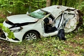 Mercedes kommt von Straße ab und rauscht 15 Meter durch Büsche: Fahrer (†24) stirbt noch vor Ort