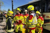 Schulbus rammt Auto: Zahlreiche Kinder an Bord
