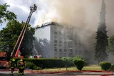Flammen und dichter Rauch: Dachstuhl steht in Vollbrand, Feuerwehr hat alle Hände voll zu tun