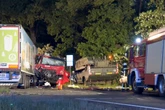 Sattelzug kracht in Militärkonvoi: Vier Personen verletzt, eine davon schwer