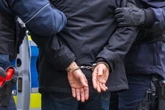 Mann nimmt die Beine in die Hand, als er die Polizei sieht: Später wird klar, warum
