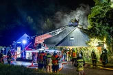 Flammen schlagen aus Dach: Feuerwehr hat bei Brand alle Hände voll zu tun