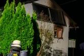 Dachgeschoss von Wohnhaus in Flammen: Bewohner retten sich ins Freie
