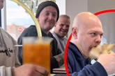 Mann sorgt mit skurrilen Snacks für Aufsehen: Zuschauer staunen und lachen ununterbrochen