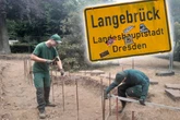 Arbeiten an historischem Platz: Azubis richten Wege her