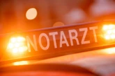 Motorradfahrer gerät in Gegenverkehr: 22-Jähriger bei Crash im Erzgebirge schwer verletzt