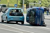 Unfall am Völki: Opel landet auf der Seite und rutscht gegen VW